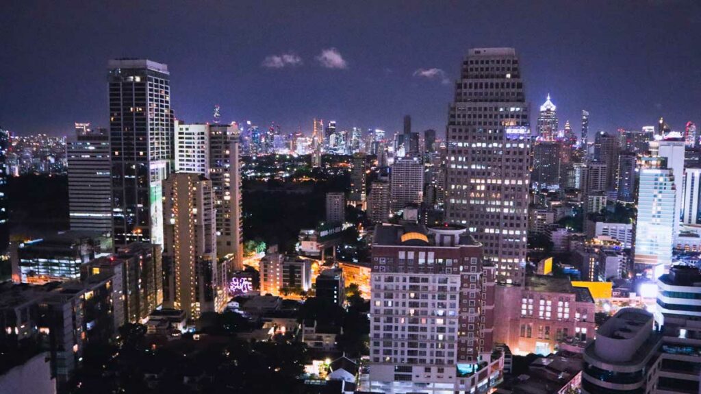 Rooftop bars in bangkok bei nacht