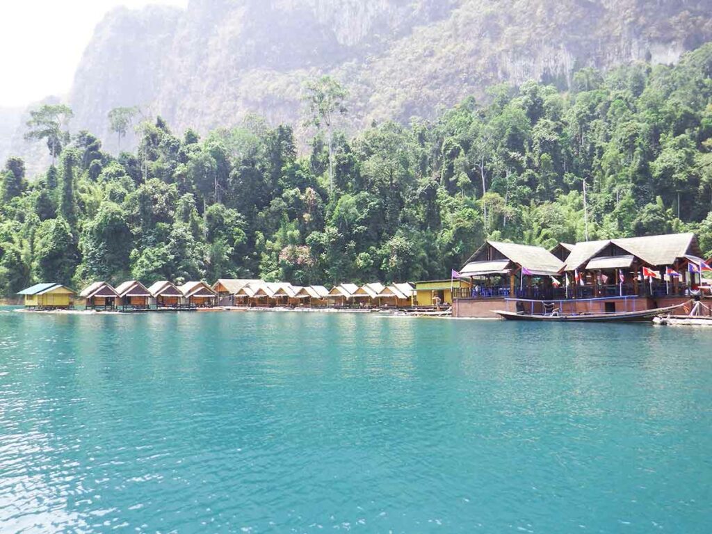 Cheo Lan Lake schwimmende Häuser Khao Sok Nationalpark