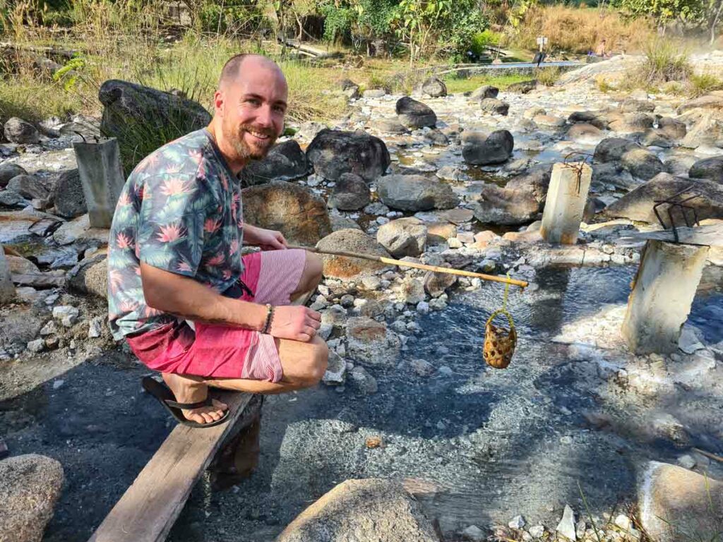 Kostenlose Hot Springs in Pai Eier kochen