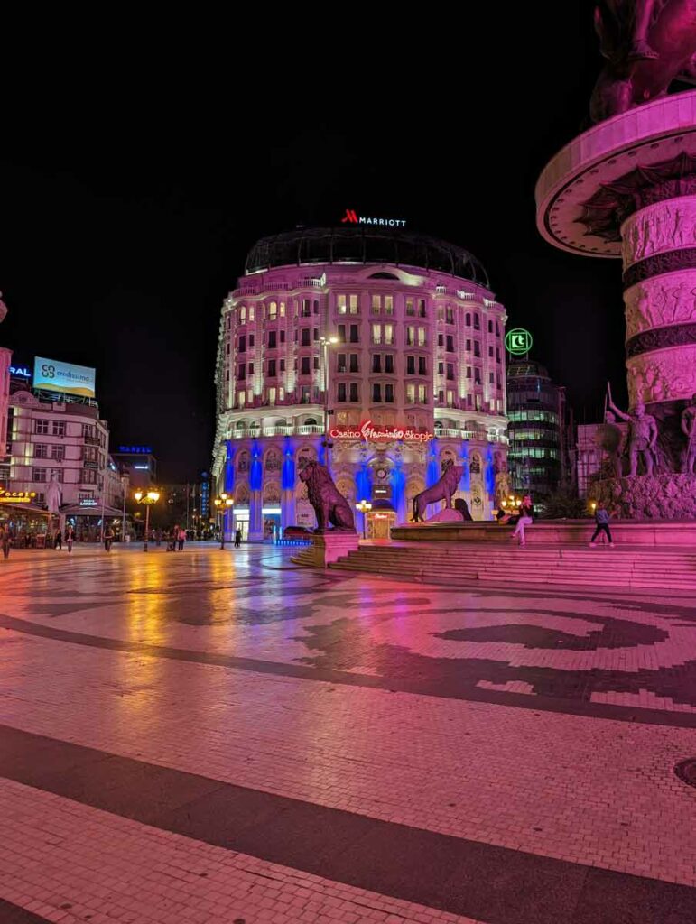 Skopje bei Nacht